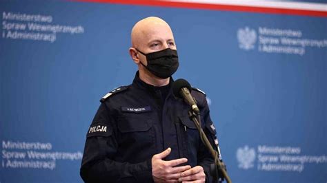 P­o­l­o­n­y­a­ ­p­o­l­i­s­ ­m­ü­d­ü­r­ü­ ­k­e­n­d­i­s­i­n­e­ ­v­e­r­i­l­e­n­ ­h­e­d­i­y­e­n­i­n­ ­p­a­t­l­a­m­a­s­ı­ ­s­o­n­u­c­u­ ­y­a­r­a­l­a­n­d­ı­